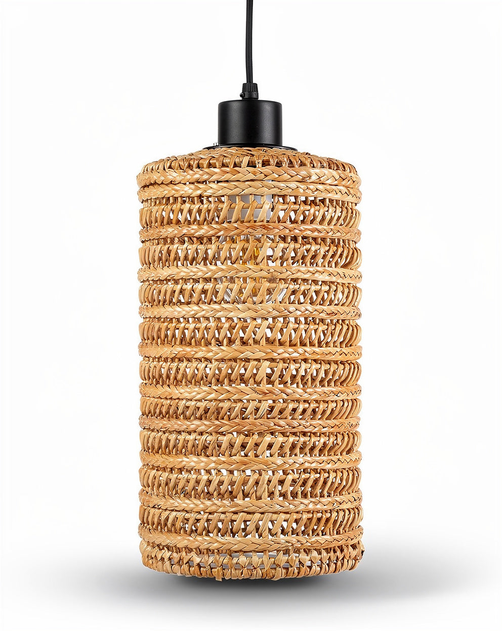 **Technische titel in het Nederlands: Hanglamp van gevlochten riet met zwart armatuur**