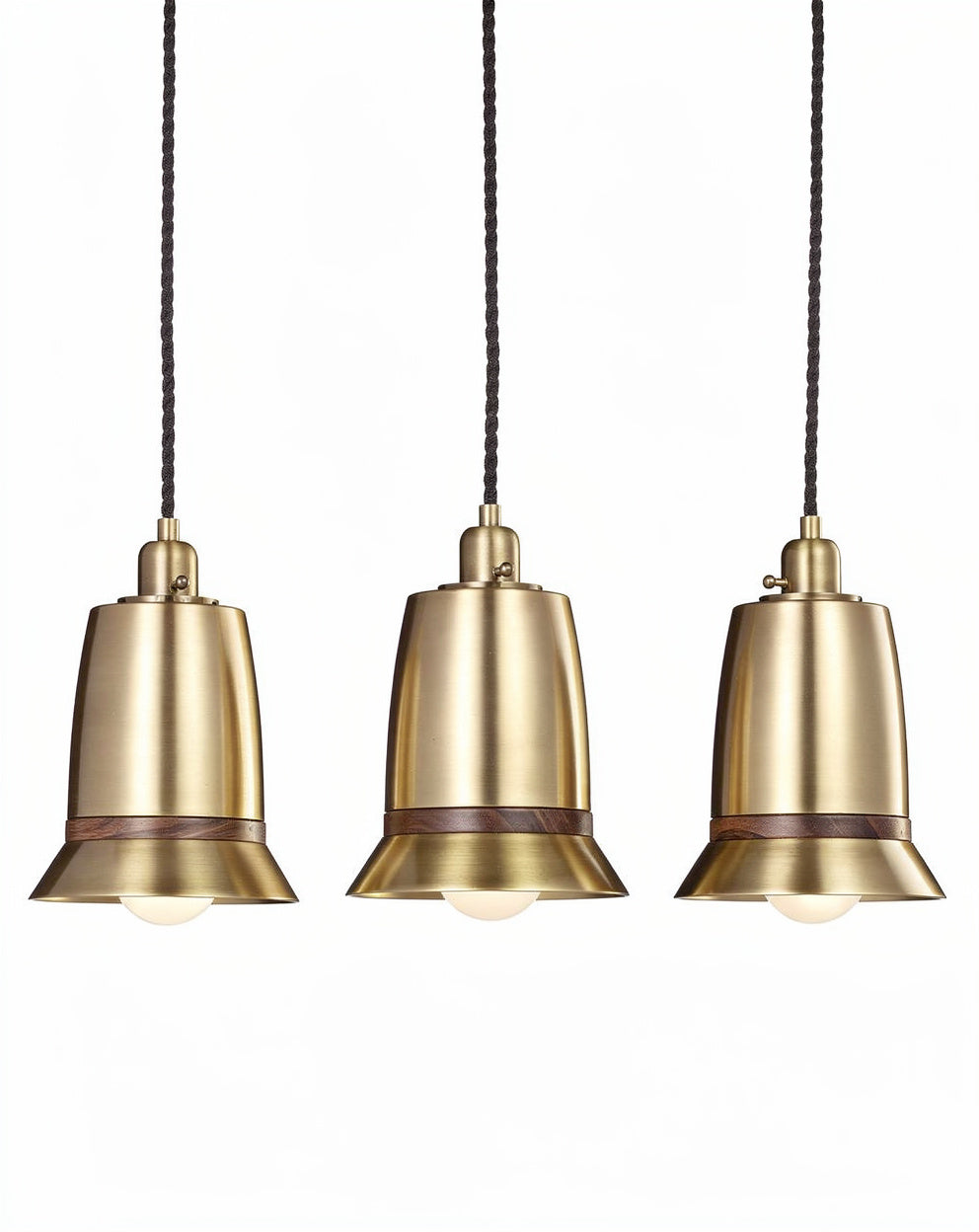 **Technische titel in het Nederlands: Hanglampen van geborsteld messing met houten accents**
